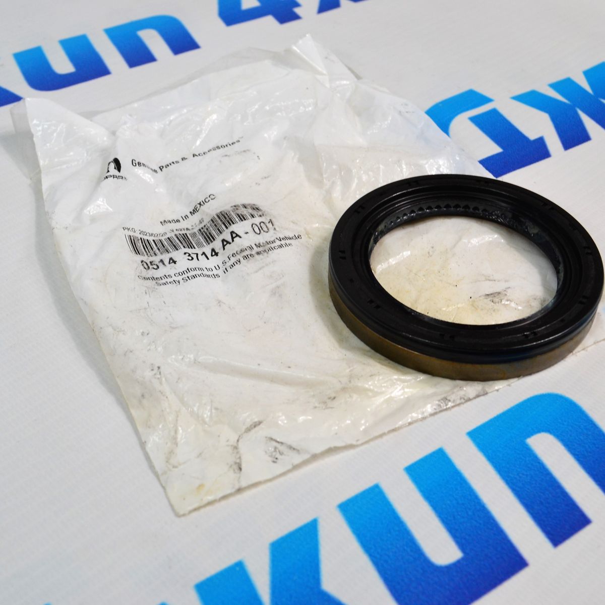 Сальник входного вала РКПП Jeep Grand Cherokee/Dodge Durango/Jeep Wrangler 05143714AA