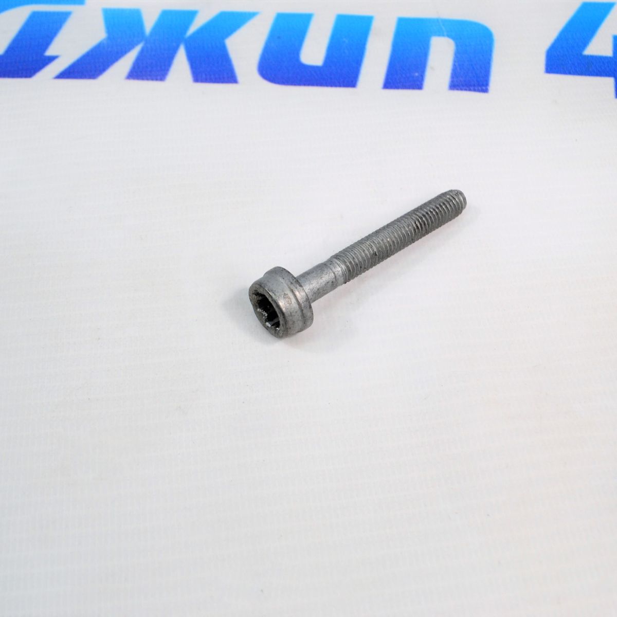 Болт выпускного коллектора Range Rover L405 V5.0SC/Range Rover Sport L494 V3.0SC/V5.0SC (M8x57 мм) LR034008