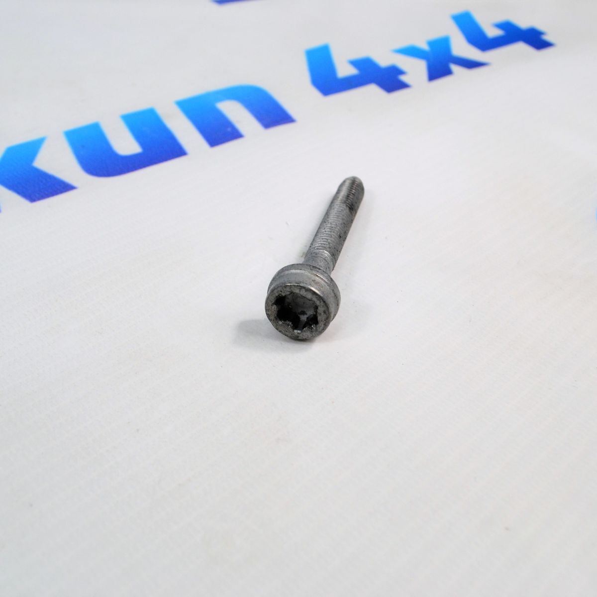 Болт выпускного коллектора Range Rover L405 V5.0SC/Range Rover Sport L494 V3.0SC/V5.0SC (M8x57 мм) LR034008
