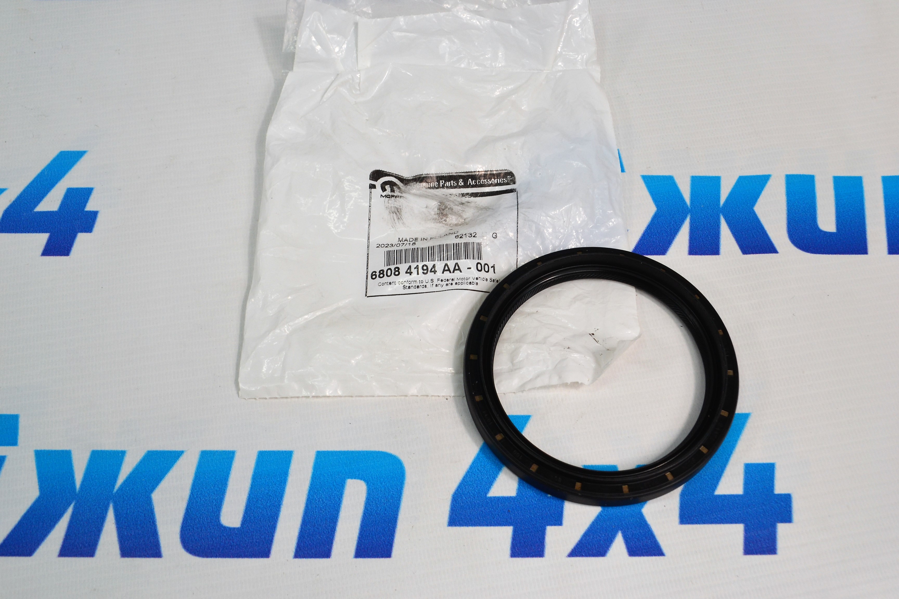 Сальник заднего редуктора Jeep Grand Cherokee WK2/Dodge Durango WD (левый) 68084194AA