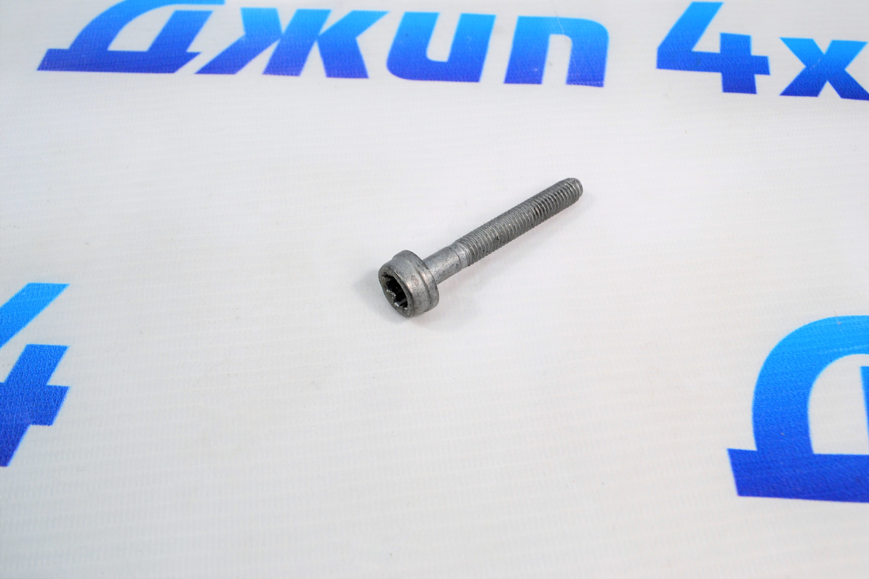 Болт выпускного коллектора Range Rover L405 V5.0SC/Range Rover Sport L494 V3.0SC/V5.0SC (M8x57 мм) LR034008
