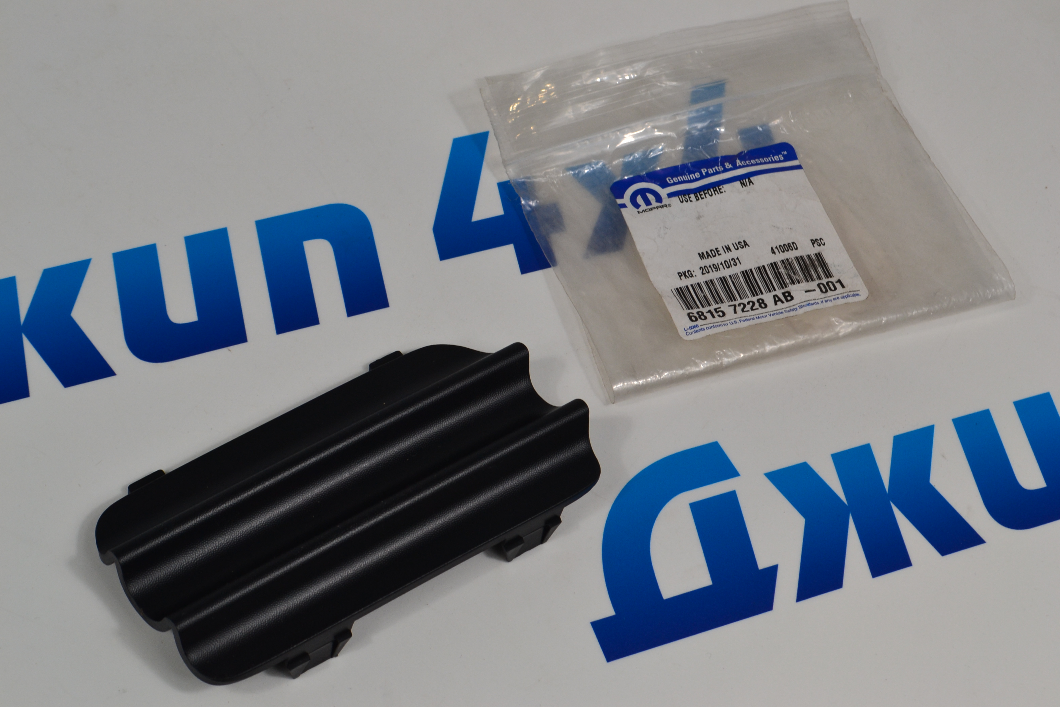Заглушка крюка буксировочного правого Jeep Grand Cherokee WK2 68157228AB