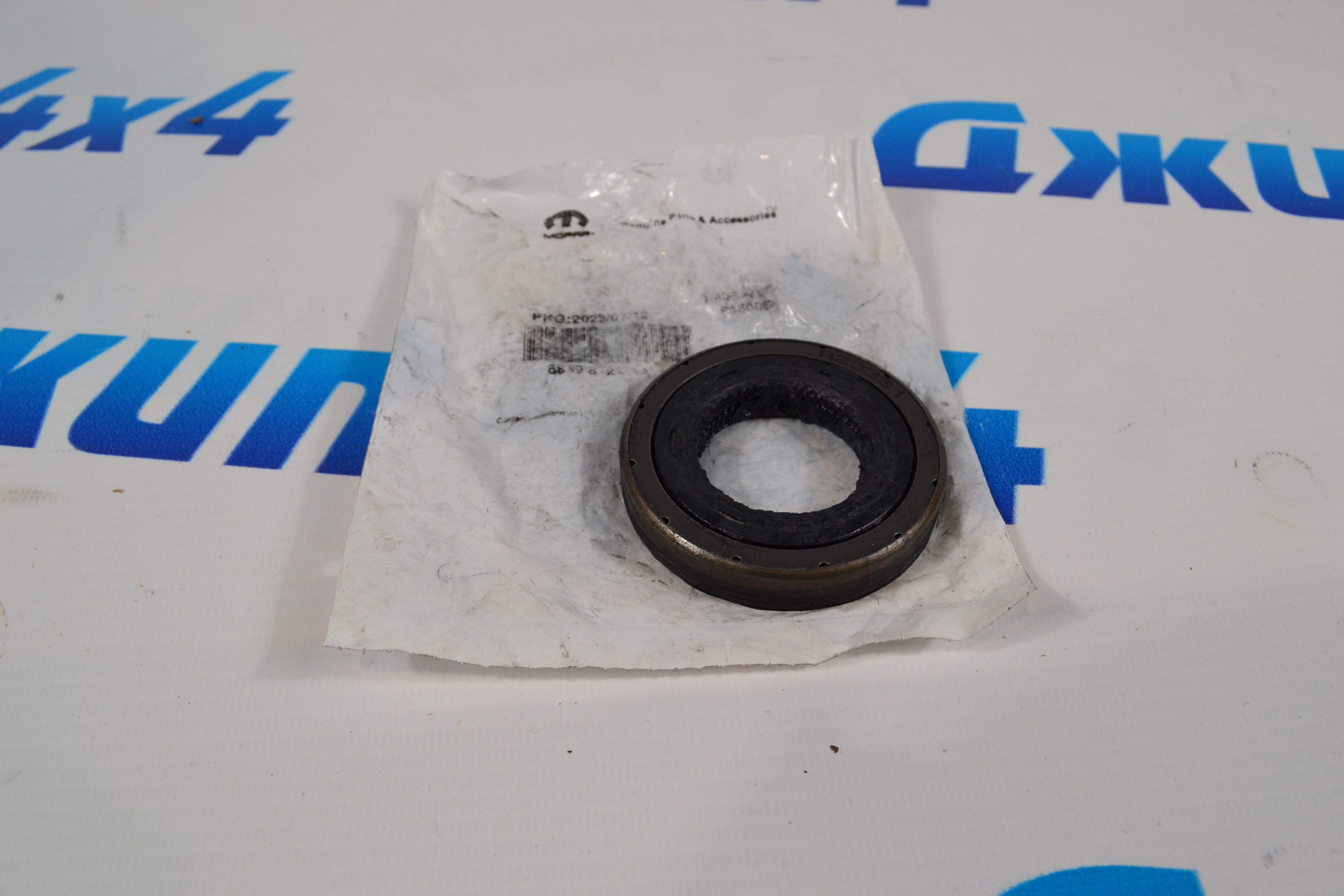 Сальник полуоси передней левой Jeep Wrangler JL/Jeep Gladiator JT 68398727AA