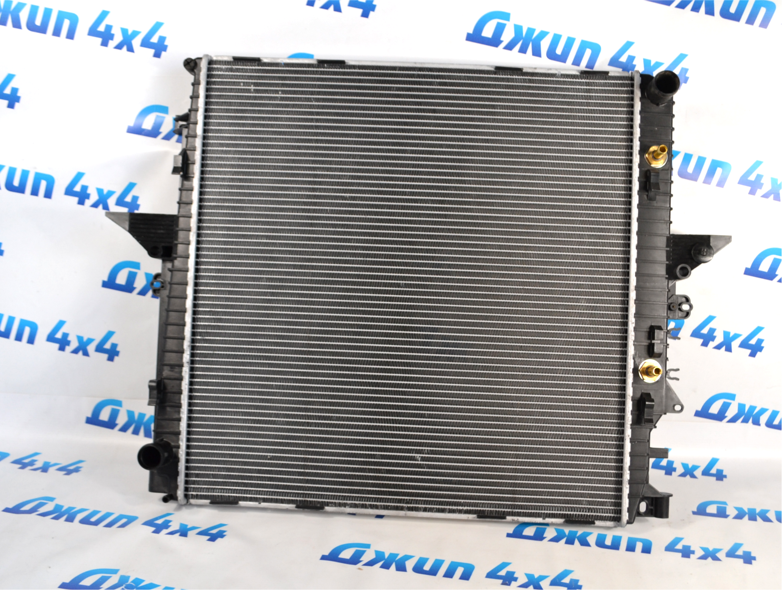 Радиатор охлаждения двигателя Land Rover L319/Range Rover Sport L320 V4.2SC/V4.4 Petrol LR021777