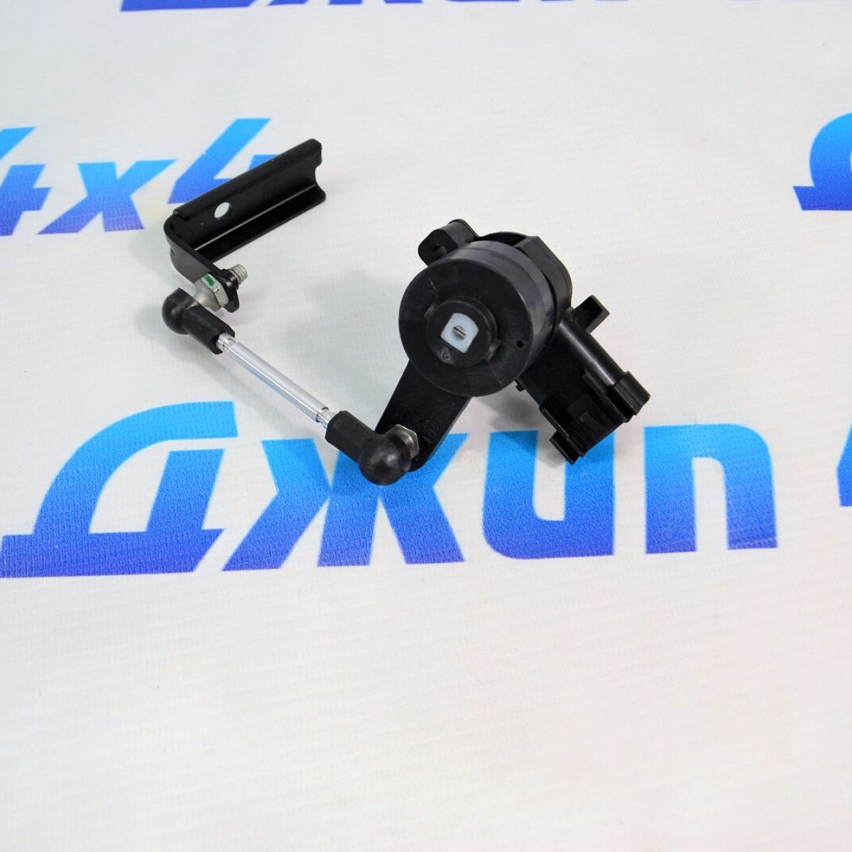 Датчик положения кузова Jeep Grand Cherokee WK2/Dodge Durango WD (задний/правый) 68245332AF