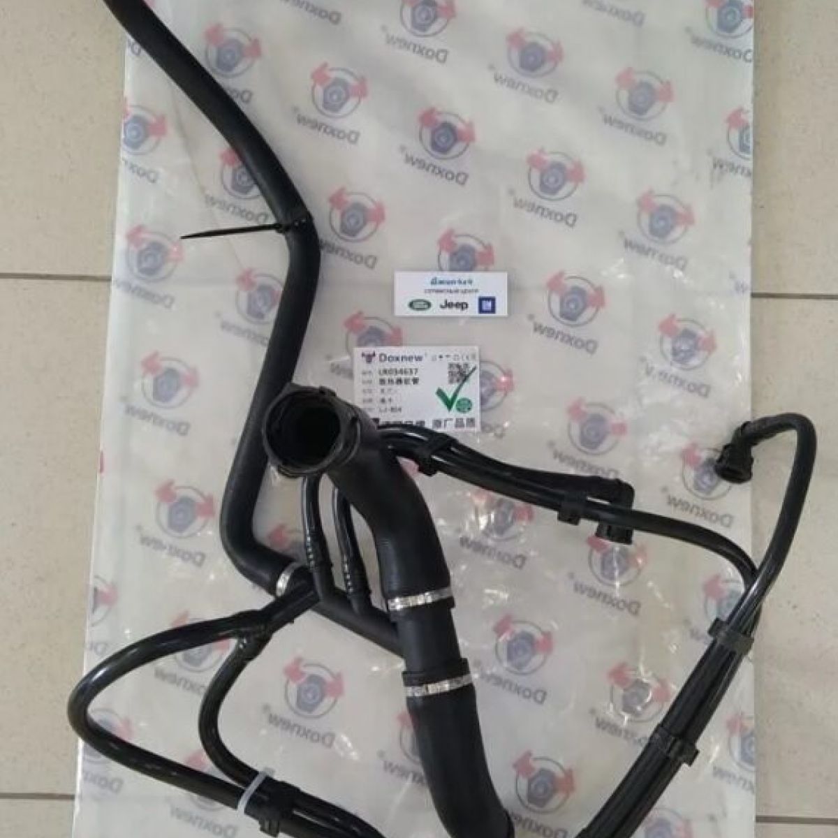 Патрубок системы охлаждения Land Rover Discovery/Range Rover/Range Rover Sport V3.0/5.0 (верхний) LR034637
