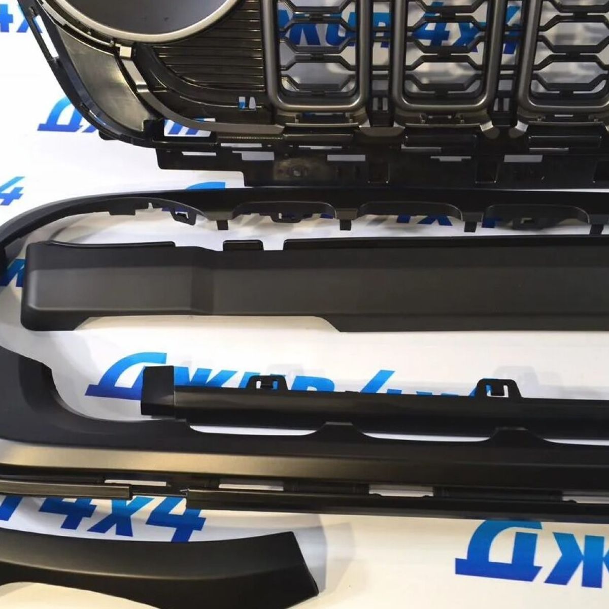 Решётка радиатора без места под камеру Jeep Wrangler JL 68316767AC