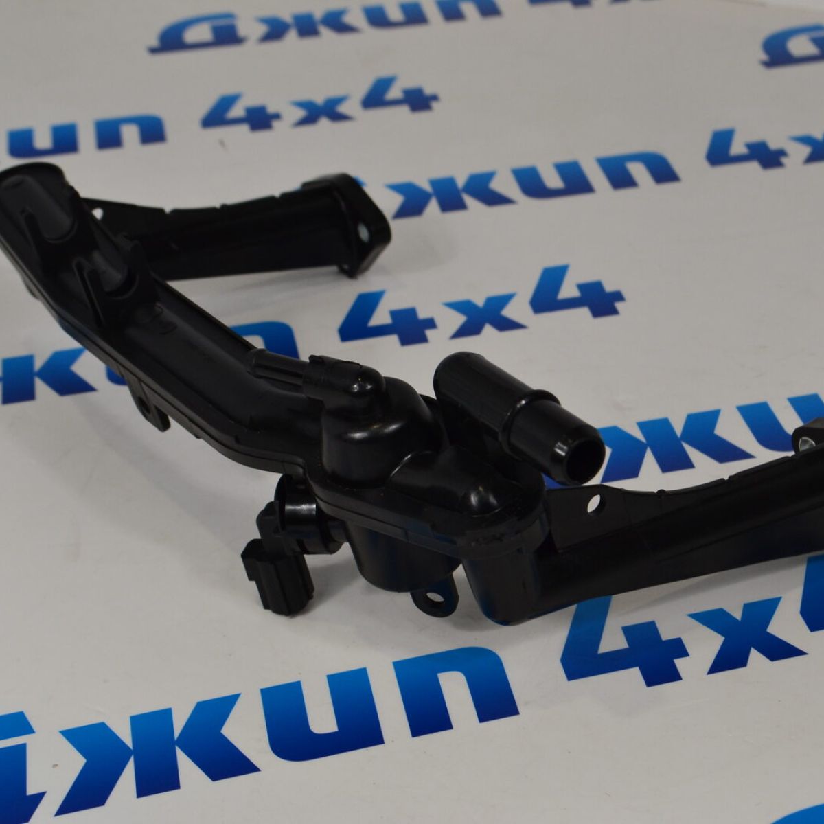 Трубка системы охлаждения между гбц Land Rover Discovery/Range Rover/Sport/Jaguar F-Pace V3.0SC LR109401