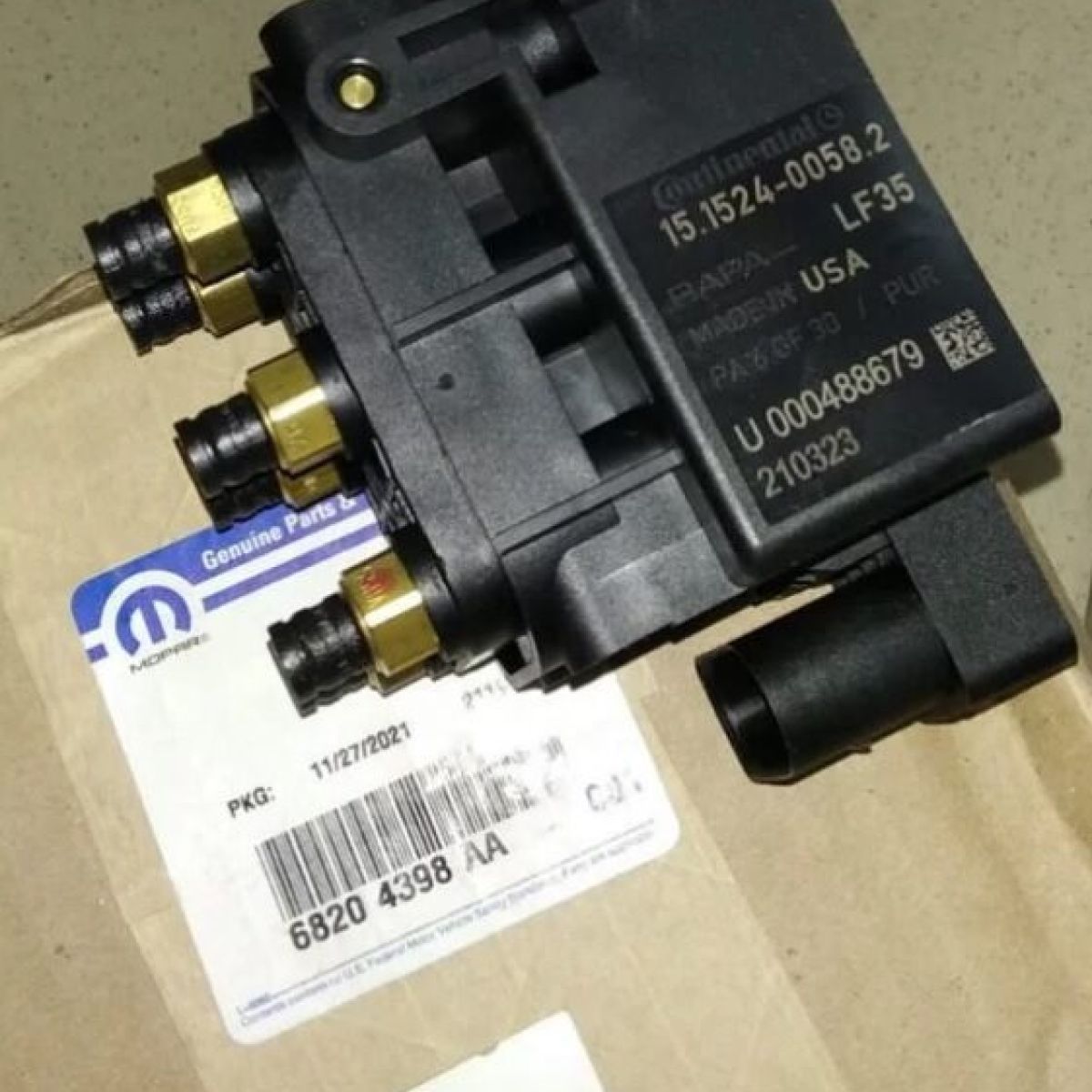 Блок клапанов пневмоподвески Dodge Ram 1500 2013-2018 68204398AA