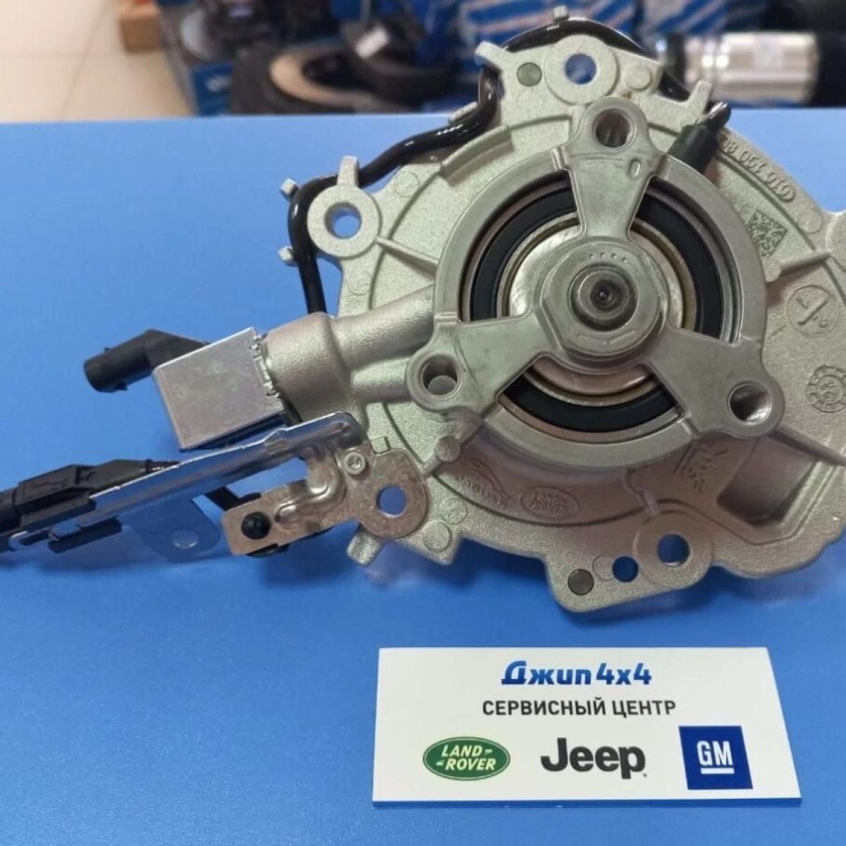 Помпа системы охлаждения Land Rover Discovery Sport L550/Jaguar E-Pace V2.0T Petrol (шкив фигурный) LR115260