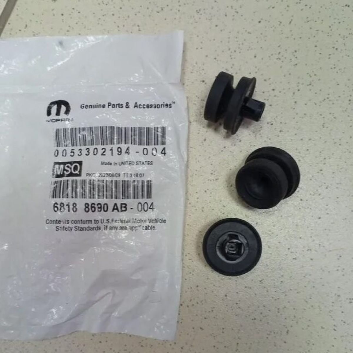 Отбойник двери резиновый Jeep Grand Cherokee WK2 68188690AB