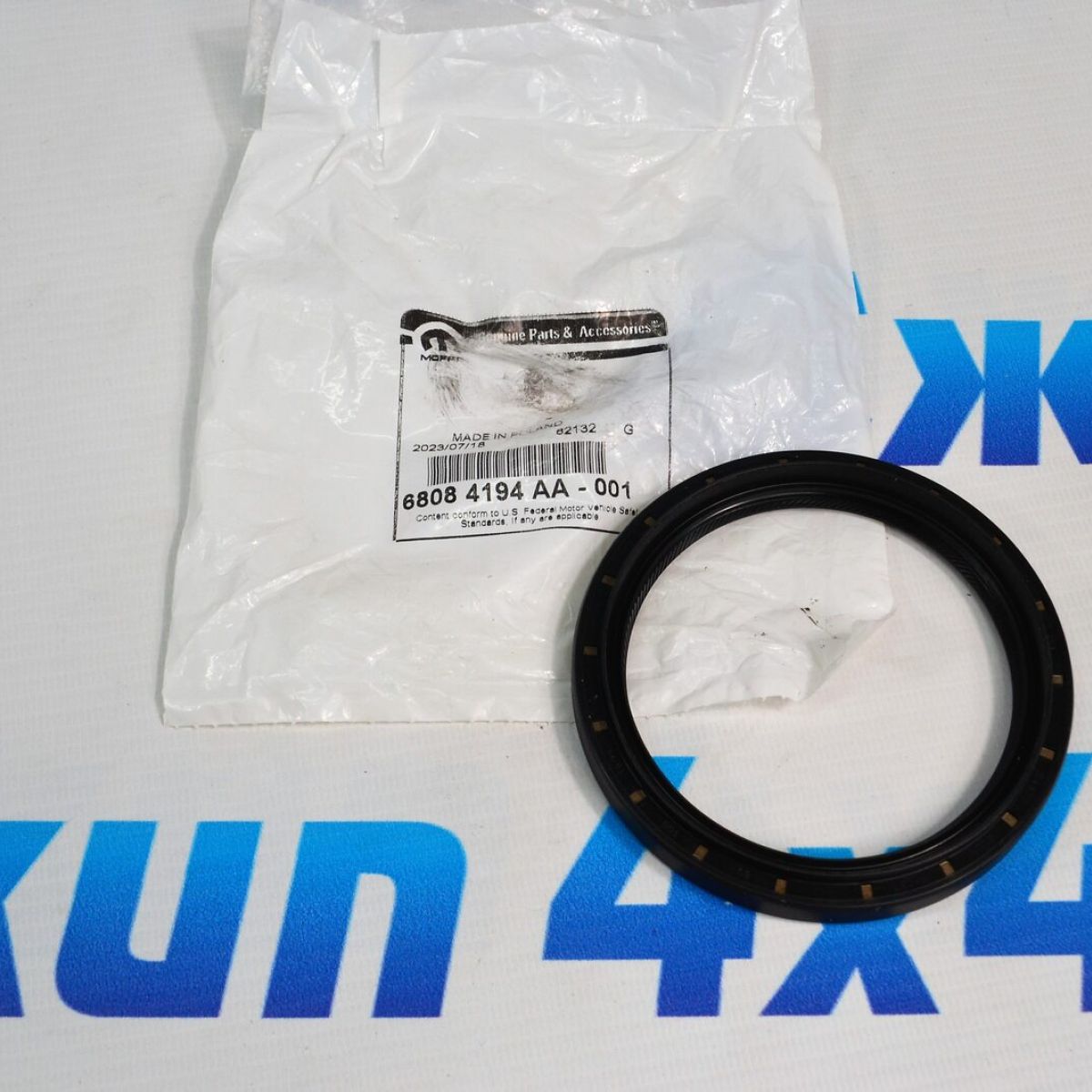 Сальник заднего редуктора Jeep Grand Cherokee WK2/Dodge Durango WD (левый) 68084194AA