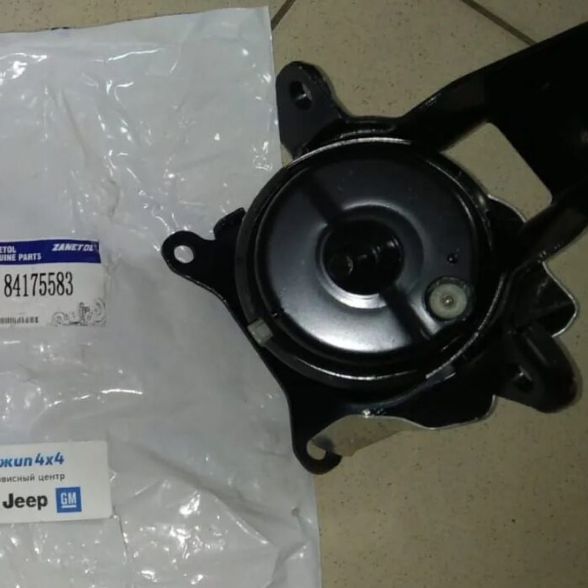 Опора двигателя Cadillac Escalade/Chevrolet Tahoe K2XX (левая) 84175583