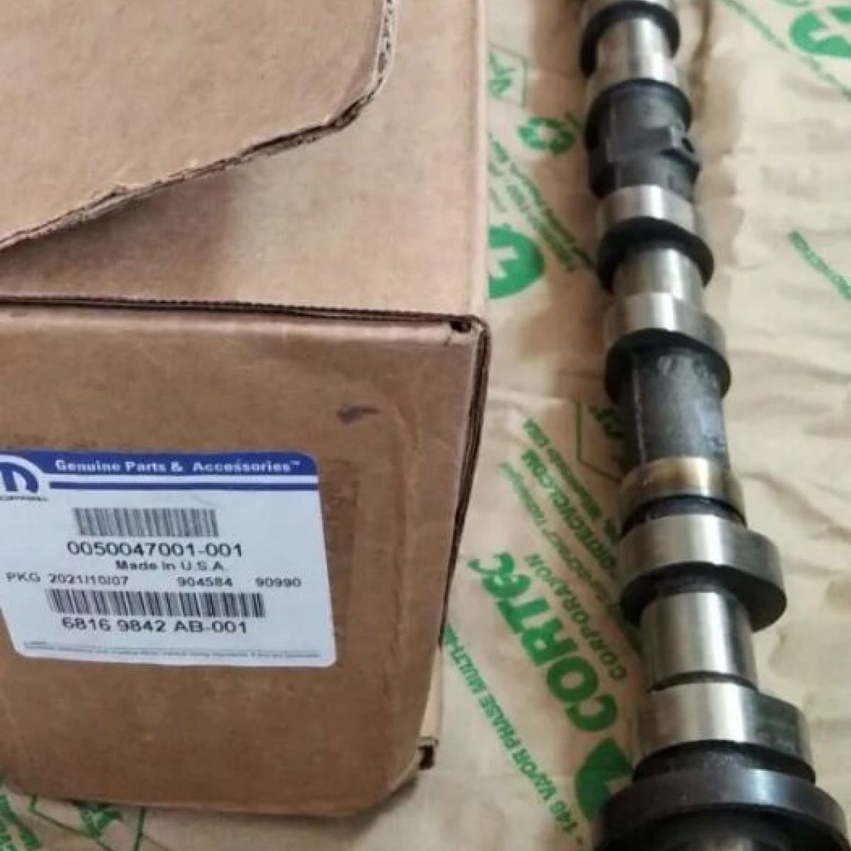 Распредвал выпускной левой ГБЦ Jeep Grand Cherokee WK2 V3.0 Petrol 68169842AB