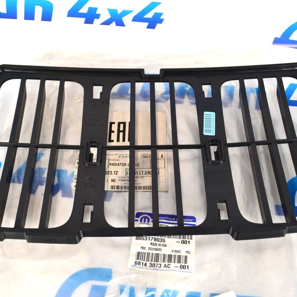 Решетка радиатора Jeep Grand Cherokee WK2 68143073AC