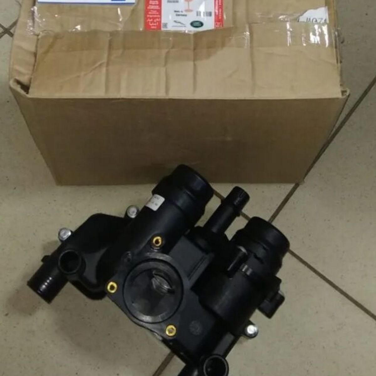 Термостат Range Rover L322/ Range Rover L405/Range Rover Sport L494 V4.4TD (с корпусом) LR110459
