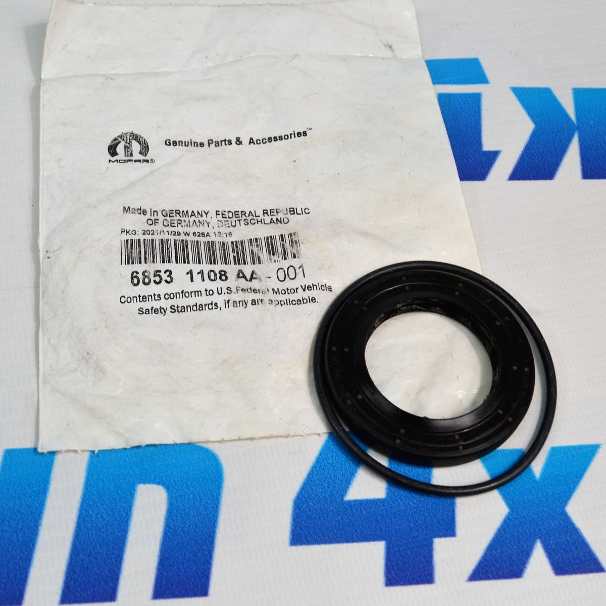 Сальник переднего редуктора Jeep Grand Cherokee WL (левый) 68531108AA