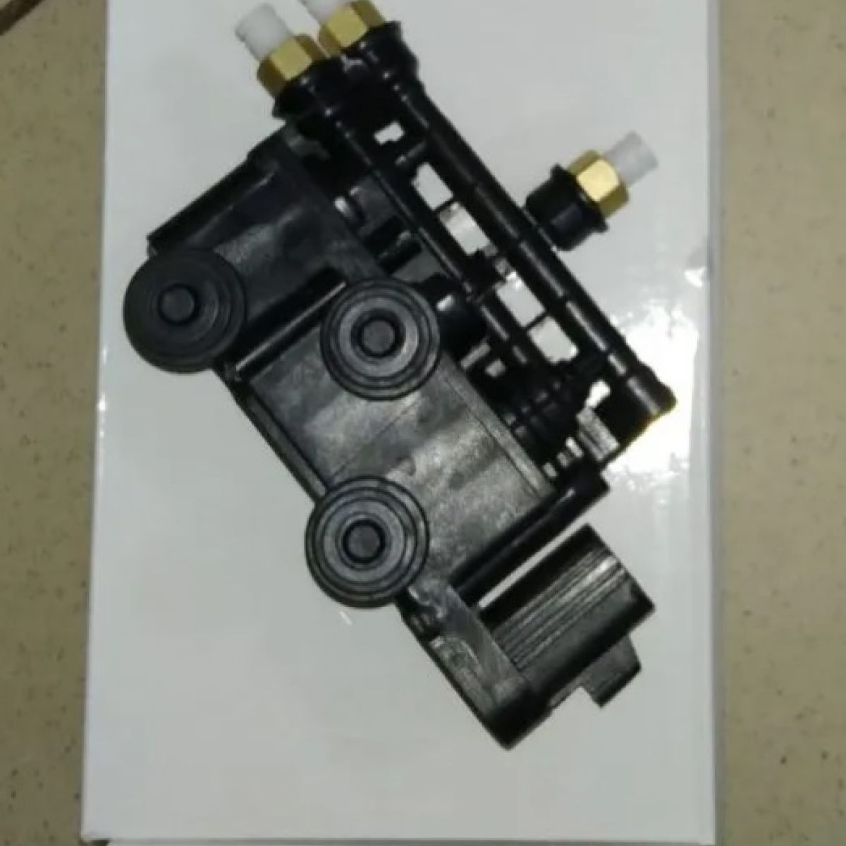 Блок клапанов пневмоподвески Land Rover Discovery L319/Range Rover Sport L320 (передний/задний) RVH000055