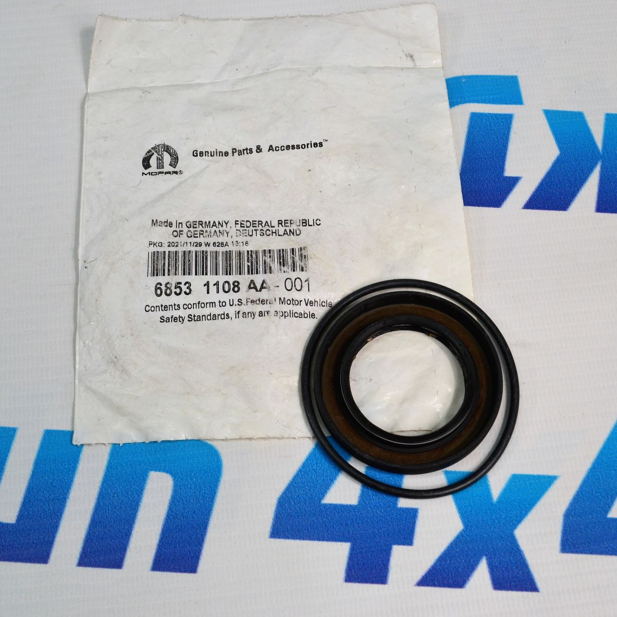 Сальник переднего редуктора Jeep Grand Cherokee WL (левый) 68531108AA