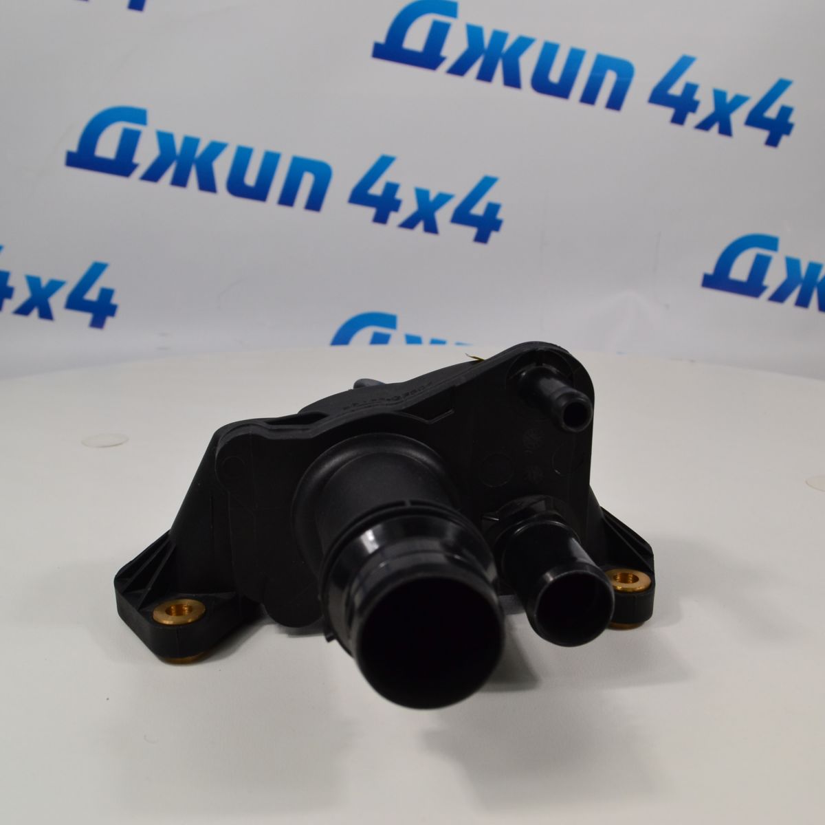 Тройник системы охлаждения Land Rover Discovery L319/Range Rover Sport L320  V2.7TD/3.0TD LR073372