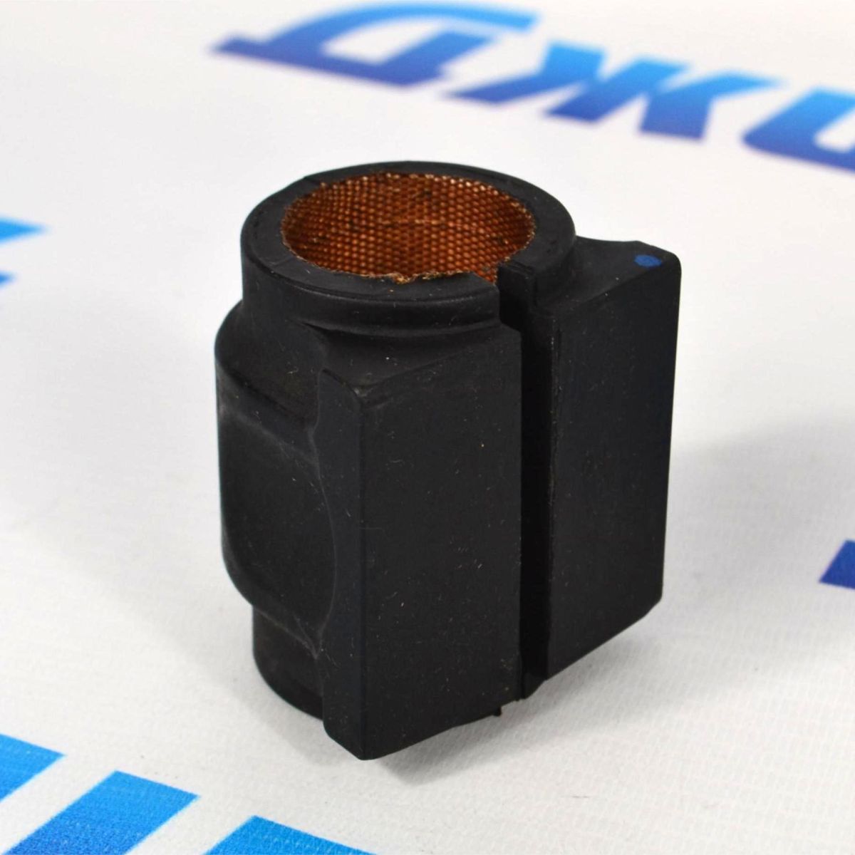 Втулка переднего стабилизатора Land Rover Discovery 4 L319 LR018346