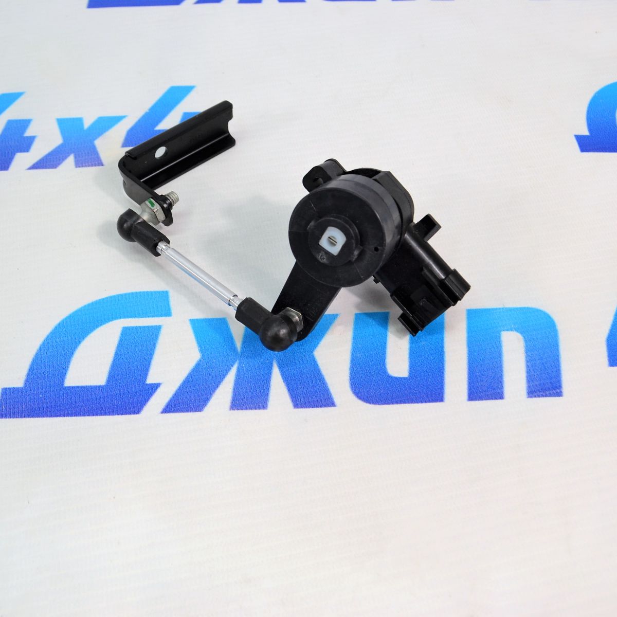 Датчик положения кузова Jeep Grand Cherokee WK2/Dodge Durango WD (задний/правый) 68245332AF