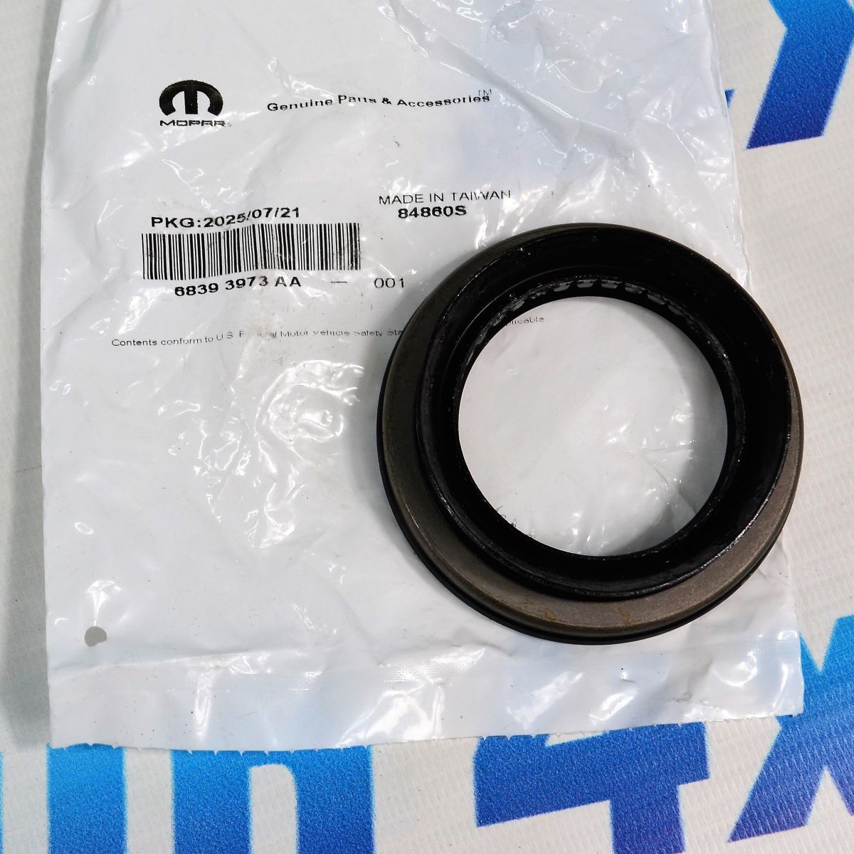 Сальник задней полуоси Jeep Wrangler JL 68393973AA