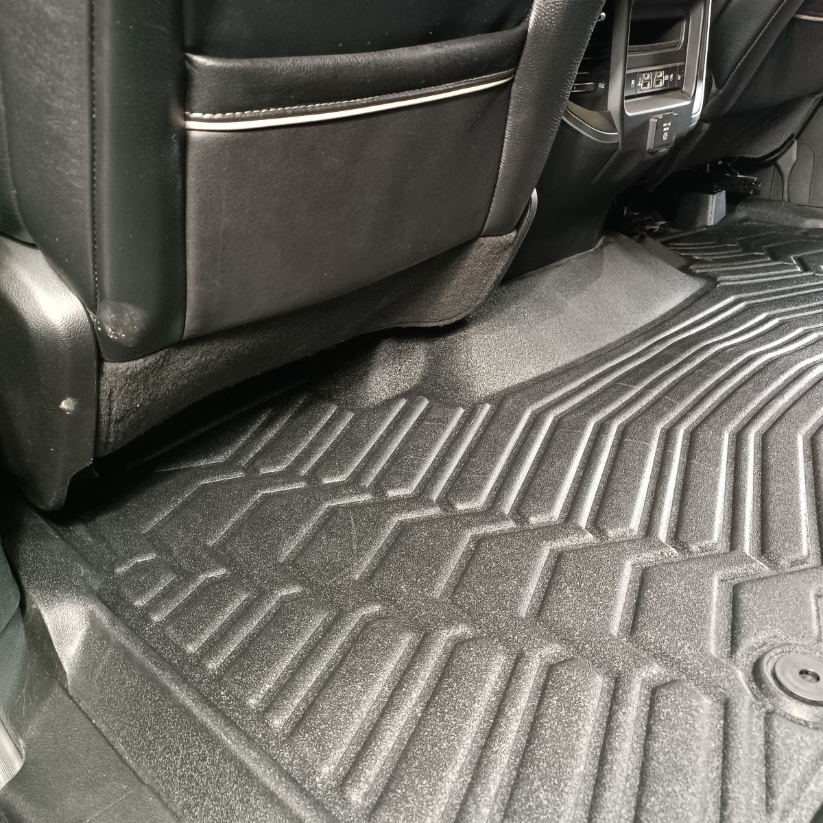 Коврики в салон 3D Dodge Ram 1500 DT с органайзером под задним сиденьем (комплект) YUS-FM-T002