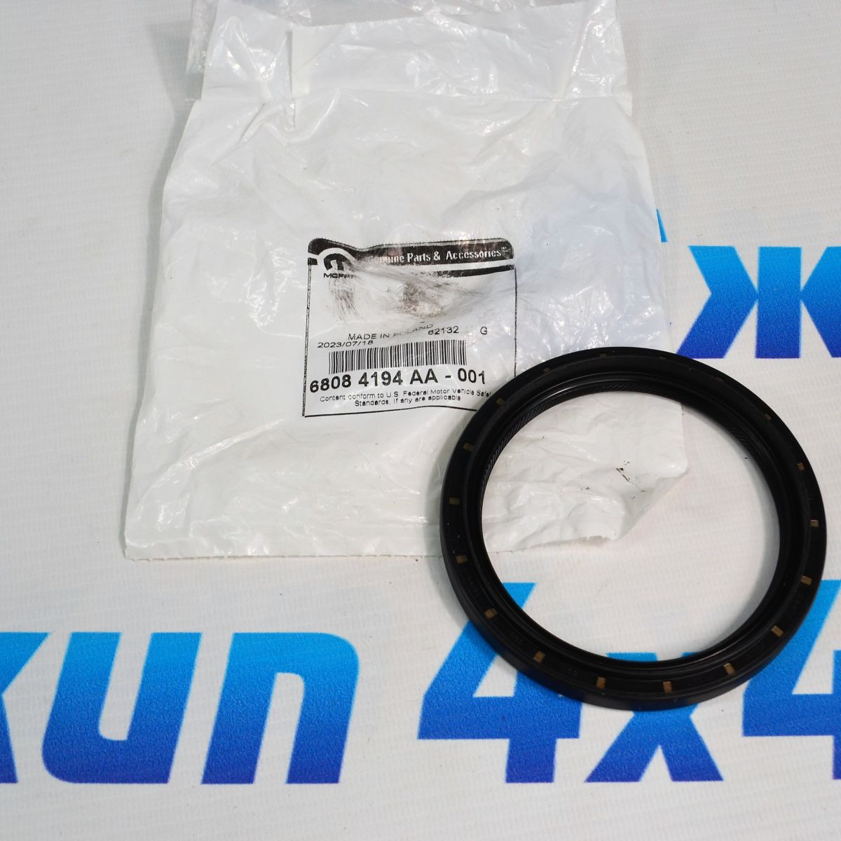 Сальник заднего редуктора Jeep Grand Cherokee WK2/Dodge Durango WD (левый) 68084194AA