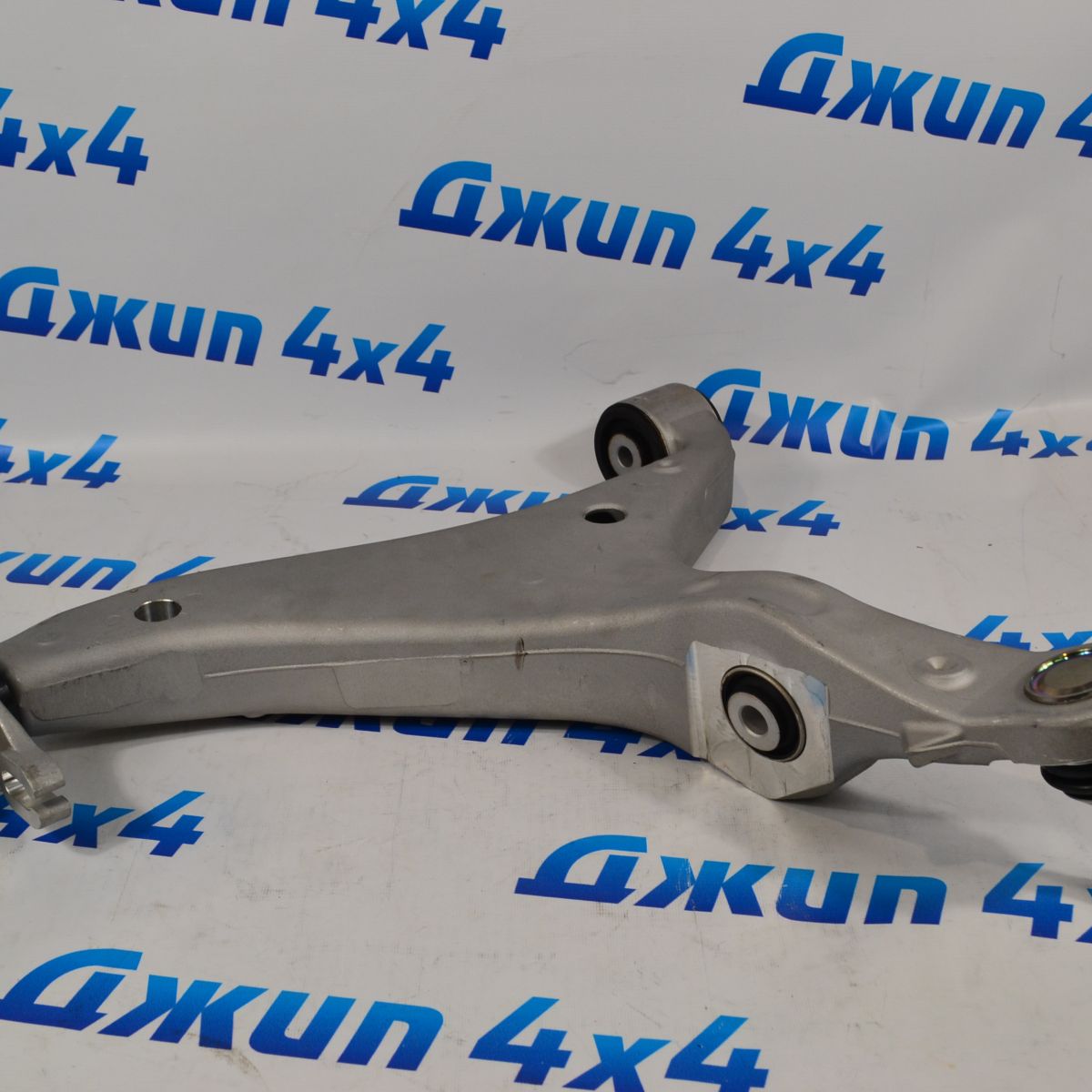 Рычаг передний нижний правый Jeep Gran Cherokee WK2 68282728AC