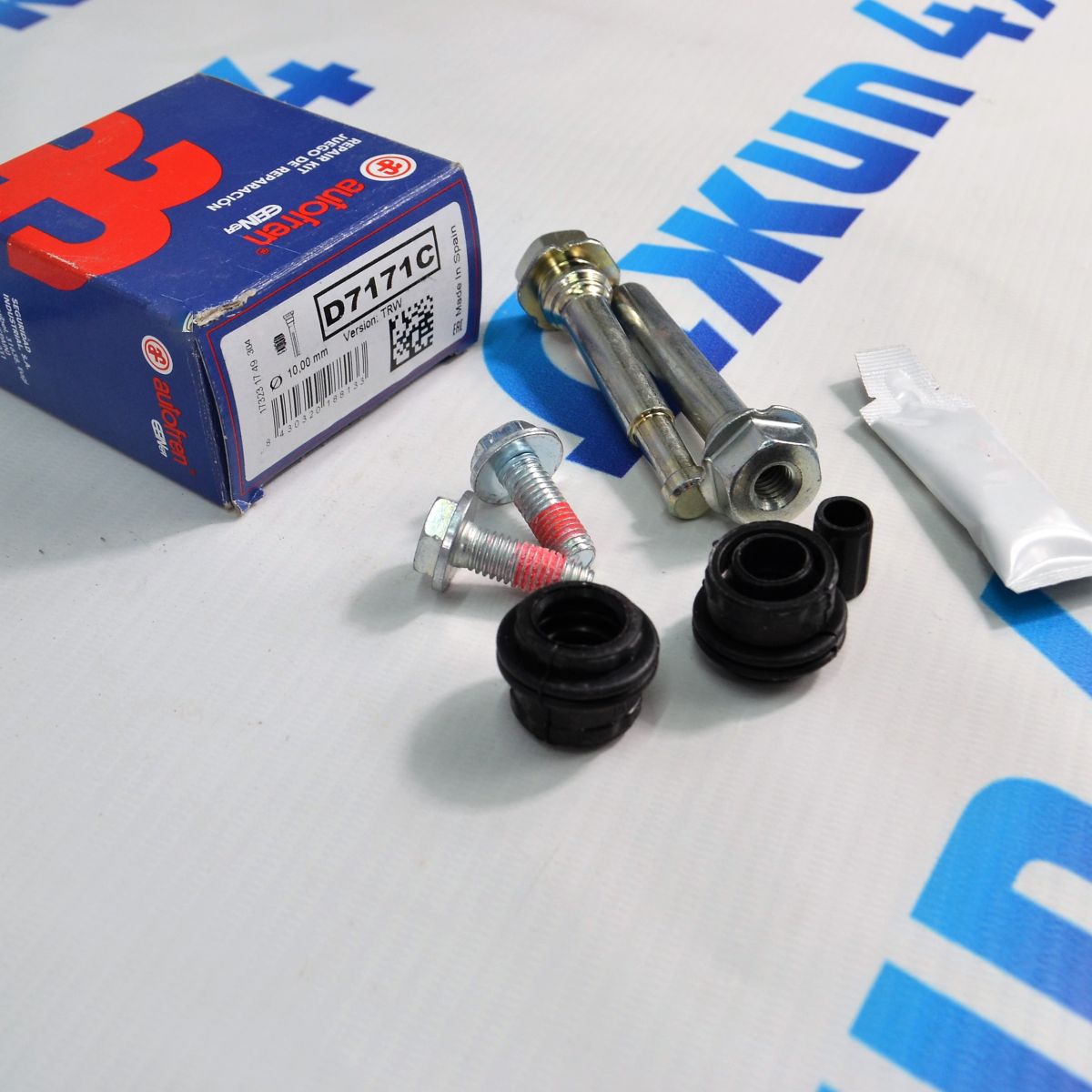 Направляющие заднего тормозного суппорта Land Rover Discovery L319/Range Rover Sport L320 LR025738