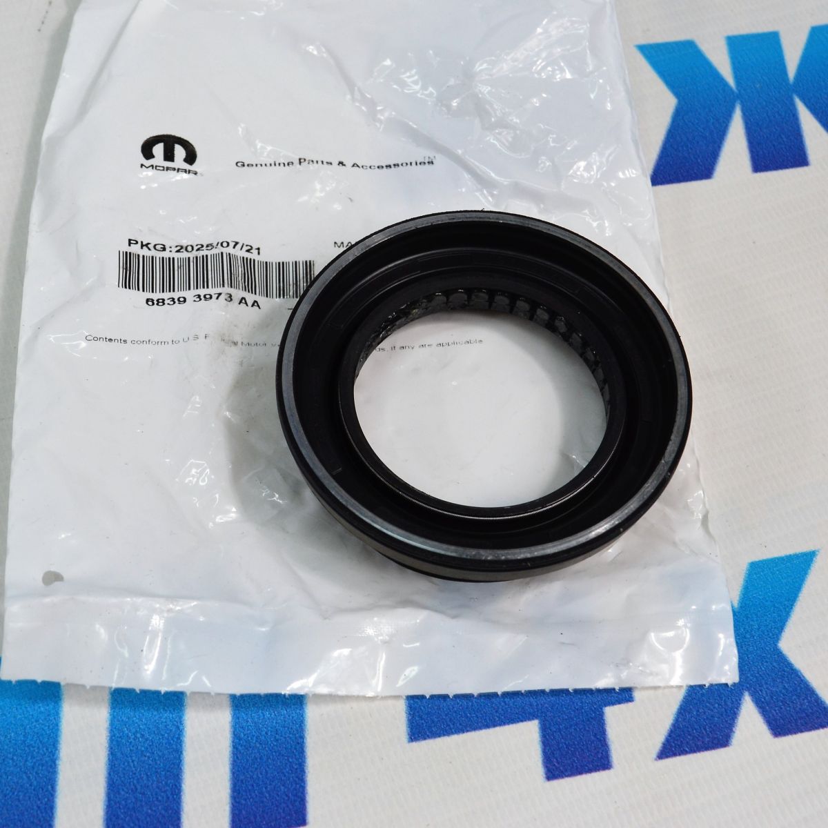Сальник задней полуоси Jeep Wrangler JL 68393973AA