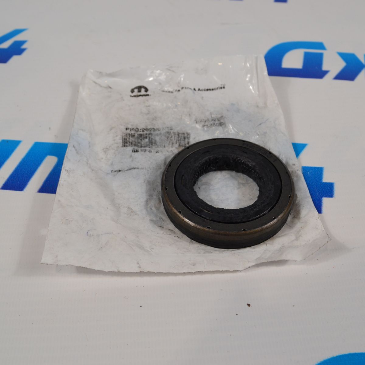 Сальник полуоси передней левой Jeep Wrangler JL/Jeep Gladiator JT 68398727AA