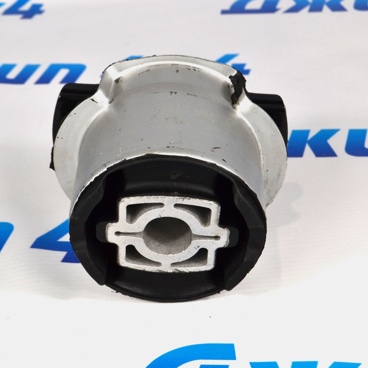 Сайлентблок заднего подрамника Jeep Grand Cherokee WK2/Dodge Durango WD (передний) 68272300AC