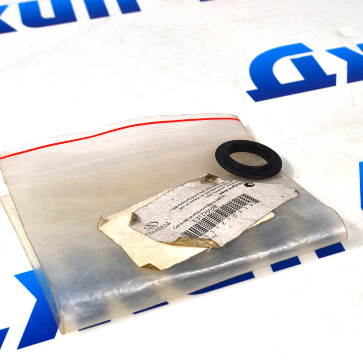 Сальник во фланец РКПП на задний карданный вал Ford Explorer 2001-2005 E3TZ7052B