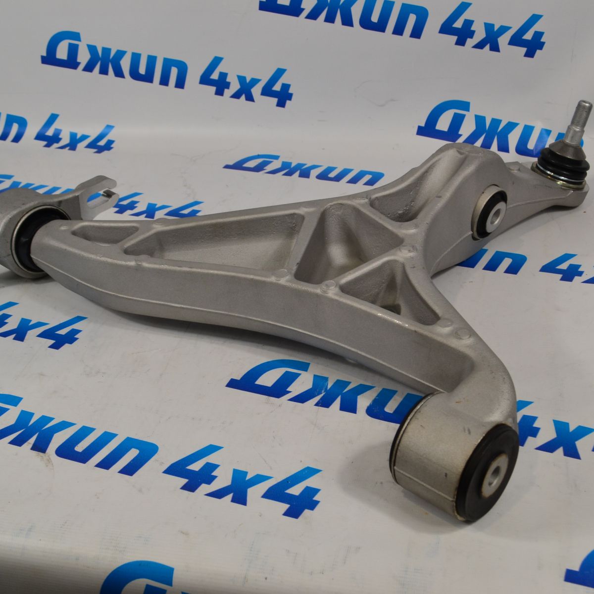 Рычаг передний нижний правый Jeep Gran Cherokee WK2 68282728AC