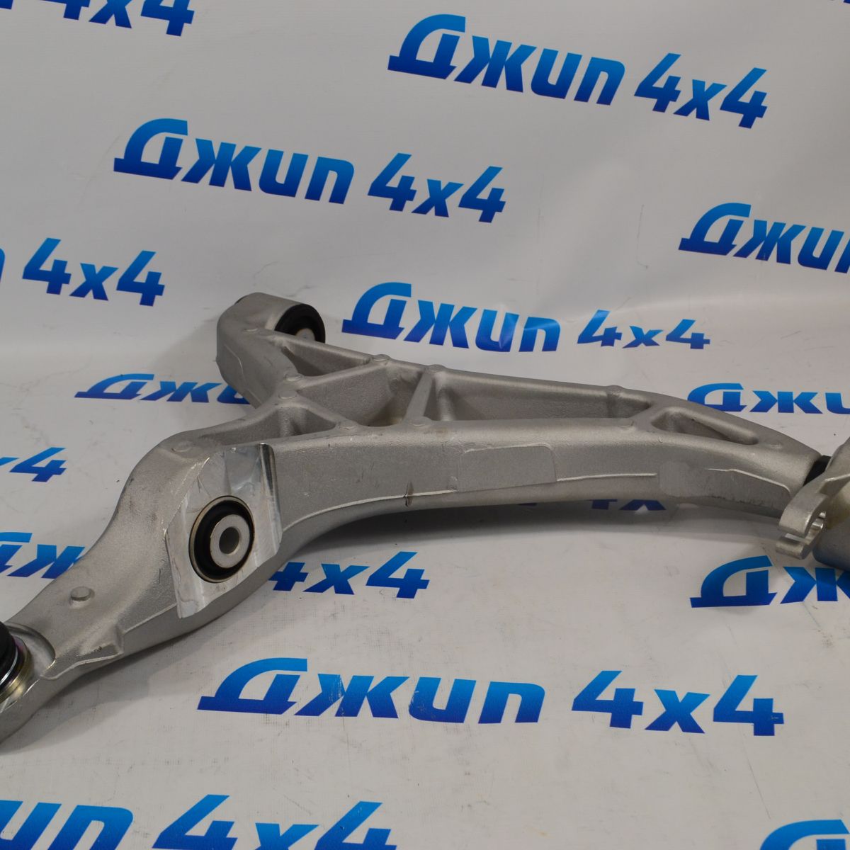 Рычаг передний нижний правый Jeep Gran Cherokee WK2 68282728AC