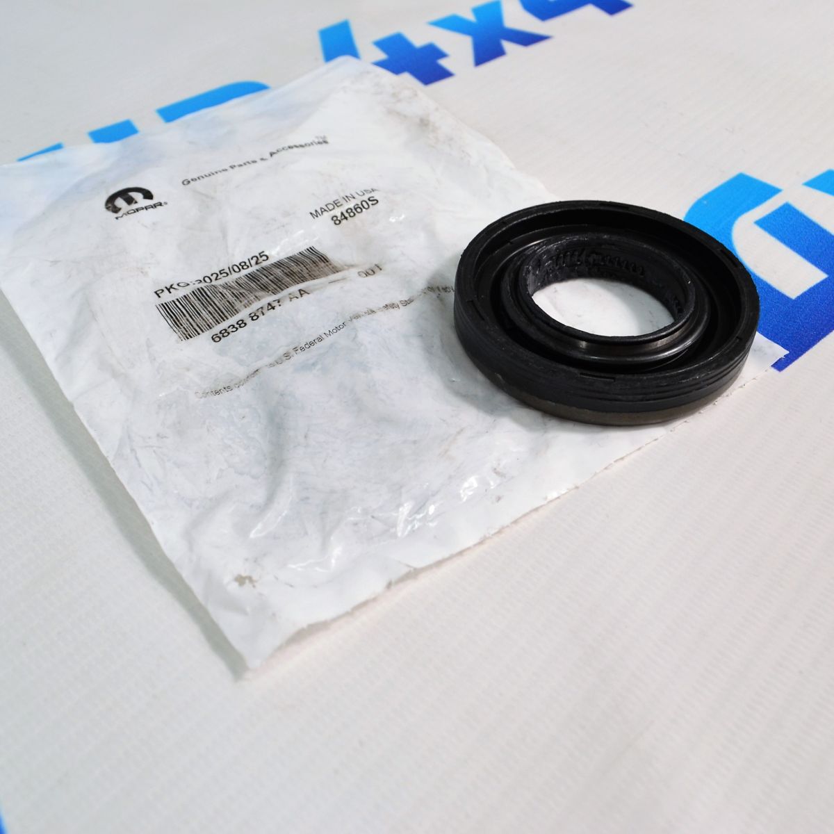 Сальник переднего редуктора Jeep Wrangler JL (левый) 68388747AA