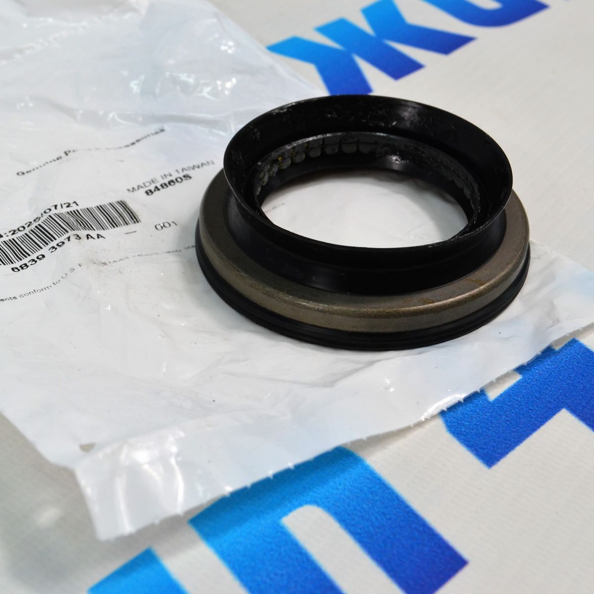 Сальник задней полуоси Jeep Wrangler JL 68393973AA